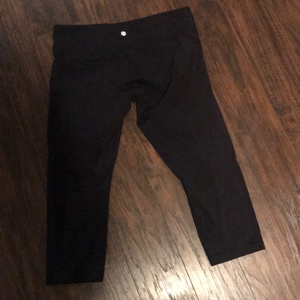 LULULEMON black yoga Capri